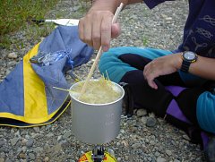 パスタを茹でる