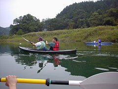 鏡のような川面を漕ぐ