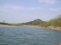 正面に引野地区の護岸工事
