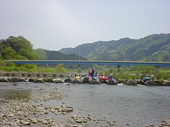 伊佐橋下のブロック堰堤越え