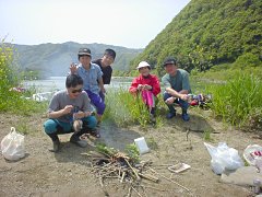 宿南原野で焚き火をたく