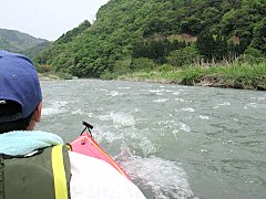 波しぶきがデッキを洗う