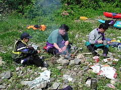 大谷橋手前左岸でランチタイム