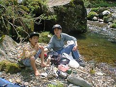 渓流べりで昼食