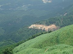 林道取付け工事現場を見下ろす