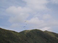 稜線を舞うパラグライダー