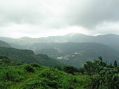 登山口からの鉢伏山遠望