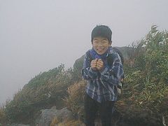 岩を登り切って