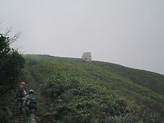 山頂避難小屋を振り返る