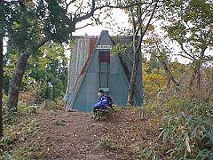 昔ながらの東尾根避難小屋