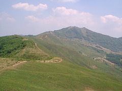 高原の稜線と鉢伏山