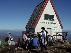 賑わう氷ノ山山頂