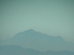 双眼鏡で見た大山