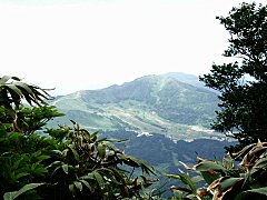 山頂直下から見る鉢伏山