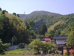 来日の集落から見上げる山頂