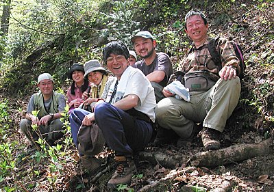 カタクリの斜面で記念撮影