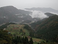 雨に煙る海上の村