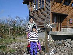 山頂避難小屋をバックに