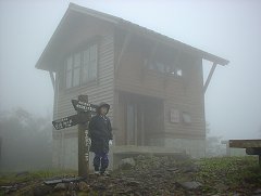 山頂避難小屋もガスの中