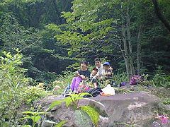 渓流横でランチタイム